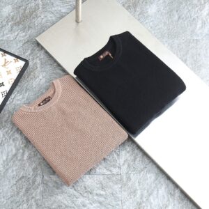 [국내배송]로로피아나 2025 밑단 배색 패치로고 울 라운드니트