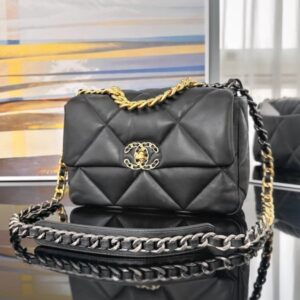 [국내배송]샤넬 19 플랩백 미듐 블랙 금장 AS1160